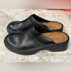 Naot Darma black leather wedge clogs Women Sz 40 US 9-95.